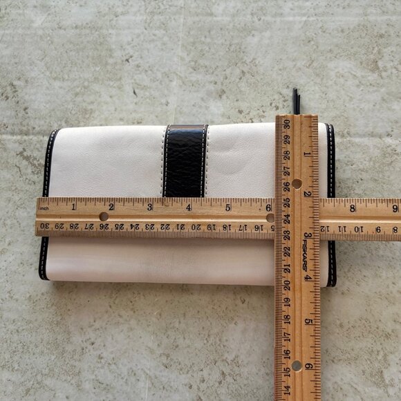 Vintage Coach White & Black Leather Wallet With Zip Compartment - Picture 9 of 10